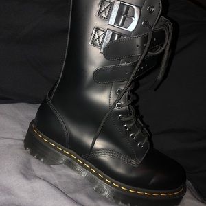 Size men’s 9 women’s 10 Dr Martens NWT